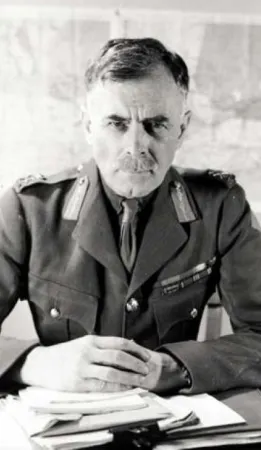 Photographie du lieutenant-général Andrew McNaughton prise en mars 1942, soit quelques années avant qu’il ne devienne ministre de la Défense du Canada. Source : Archives nationales du Canada; numéro de référence : PA-132648.