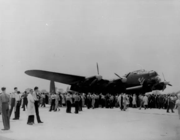Un Avro Lancaster de fabrication canadienne de la 428e escadrille (Ghost) de l’ARC en montre à l’usine de Victory Aircraft Limited après son retour d’Europe, Malton, Ontario, fin mai 1945. MAEC, 31975.