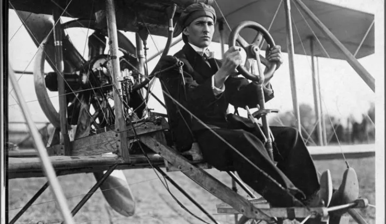 McCurdy assis dans un biplan Curtiss JN-4 en 1911. Source : Archives de la Ville de Toronto, fonds 1244, document 79.