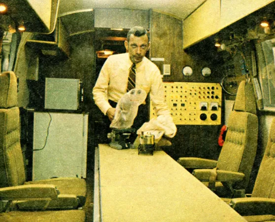 Le Dr. William Richard Carpentier dans la remorque Airstream convertie connue sous le nom de Mobile Quarantine Facility. Tom Alderman, « Canada’s men on the Moon shot. » Star Weekly, 28 juin 1969, 6.