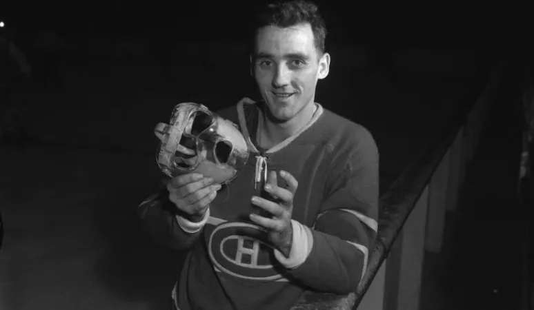 Jacques Plante des Canadiens de Montréal montrant son masque Louch lors d'une séance d'entraînement. Bibliothèque et Archives Canada/Fonds Montreal Star/e011161492