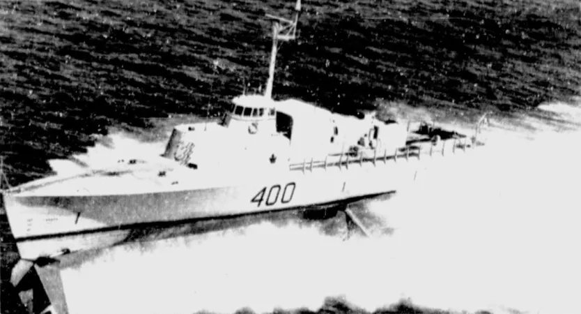 L’hydroptère anti-sous-marins canadien NCSM Bras d’Or navigant à grande vitesse. Anon., « World’s fastest warship. » The Gazette, 18 juillet 1969, 13.