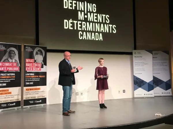 Rob Bell et Tyya Strutt présentant, le 11 mai 2019 au Musée des sciences et de la technologie du Canada, leur réalisation primée lors de l’édition 2019 de Moments déterminants Canada et intitulée « La pandémie de grippe de 1918 : les moments déterminants qui ont modifié le cours de l’avenir »