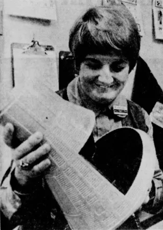 Julie-France Czapla avec une maquette de capsule spatiale McDonnell Mercury. Anon. « Partout – Julie-France choisit Anik. » La Patrie, 23 novembre 1969, 15.