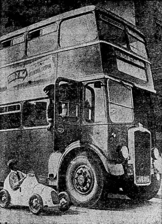 Fièrement au volant de sa voiture à pédales Austin Pathfinder, Ian Cooks demande des informations de rues à un conducteur d’autobus, Taunton, Angleterre. Anon., « La puce de la route. » Photo-Journal, 17 novembre 1949, 9.