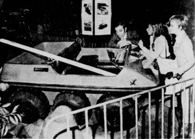 Charles Aznavour avec le véhicule tout-terrain Beehoo / Magna Amphicat qu’il examine, Montréal, Québec. Sa fille Seda est près de lui. Suzanne Piuze, « Aznavour m’a dit… » La Patrie, 25 janvier 1970, 20.