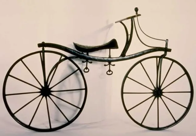 La photo montre une bicyclette dépourvue de vitesses et de pédales.