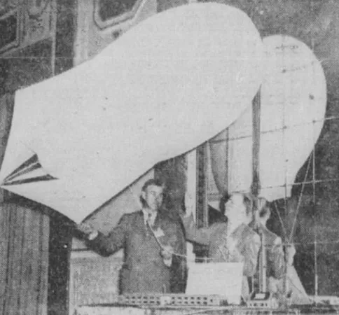 Domina Cléophas Jalbert, à gauche, et Hamnett Pitzer Munger avec un des ballons cerfs-volants fabriqués par Jalbert Aerological Laboratory Incorporated pour étudier la pollution atmosphérique. Anon., « Ce que devient un jouet d’enfant. » La Presse, 23 mai 1950, 3.