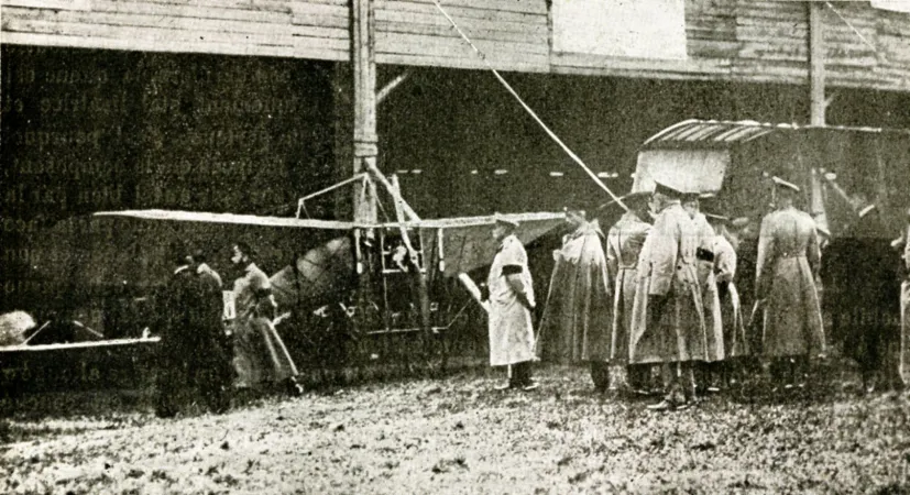 Tsar Nikolai II, on the left, with his hands behind his back, looking at the aeroplanes which took part in the Sankt-Peterburgskaya aviatsionnaya nedelya, St. Petersburg, Russian Empire. Anon., “Nouvelles sportives – Le tsar chez les aviateurs.” La Revue aérienne, 10 June 1910, 349.