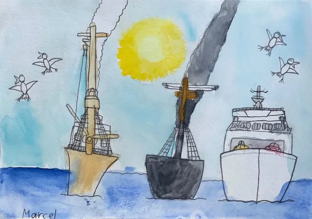 Une peinture colorée présentant trois bateaux dans l’eau; un grand soleil jaune est dans le ciel et des oiseaux volent.