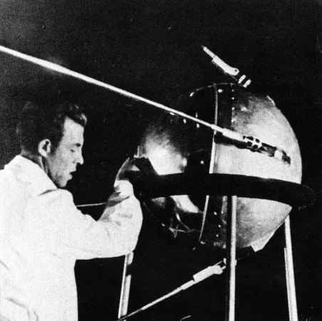 Le satellite le plus simple ou vaisseau spatial PS-1, autrement dit Spoutnik I, un peu avant son lancement, septembre 1957. NASA.