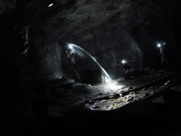 L’eau s’écoule de la roche dans une mine souterraine.