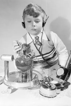Un garçon et des éléments d’un jouet exposé à l’édition de 1950 de la foire des jouets de New York, New York : Stefan Olsen et la chambre à nuages du Gilbert Atomic Energy Lab. Anon., “Initiation atomique.” Photo-Journal, 13 avril 1950, 20. 