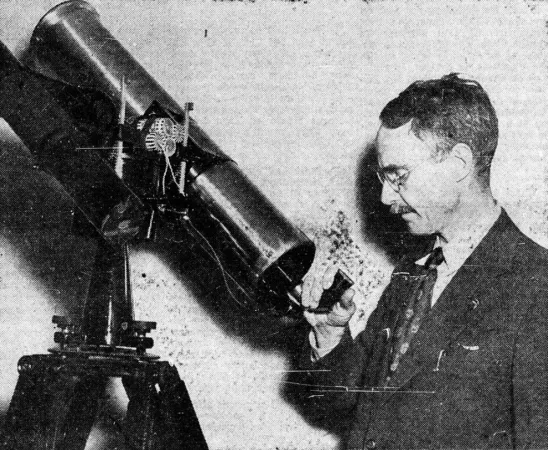 L’ingénieur et astronome amateur canadien James Hargreaves avec un instrument qu’il a fabriqué lui-même. Jean Taillefer, « Un voyage de 180 jours au Soudan, en Afrique; une expérience astronomique de 180 secondes. » Le Droit, 16 juin 1951, 13.
