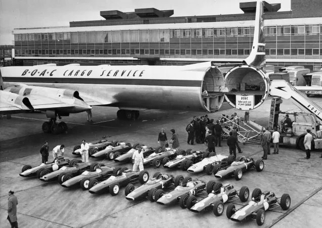 Le Canadair CL-44 loué par British Overseas Airways Corporation (BOAC), septembre 1963. Cet aéronef de Seaboard World Airlines Incorporated transporte 19 voitures de course du Royaume-Uni aux États-Unis lors de ce vol, son premier aux couleurs de BOAC. MAEC.