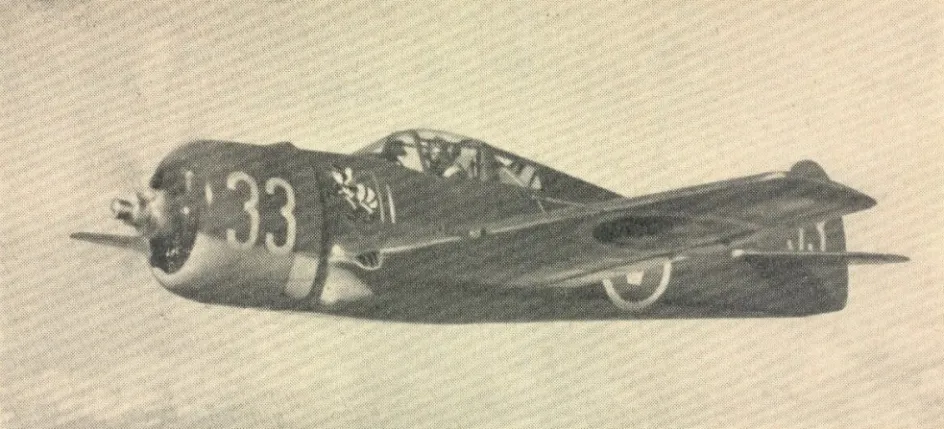 Un avion de chasse FFVS J 22 typique de l’armée de l’air suédoise, ou Flygvapnet. Harald Jacobson, « Ett flygplan – en flygepok. » Looping, avril 1952, 12.