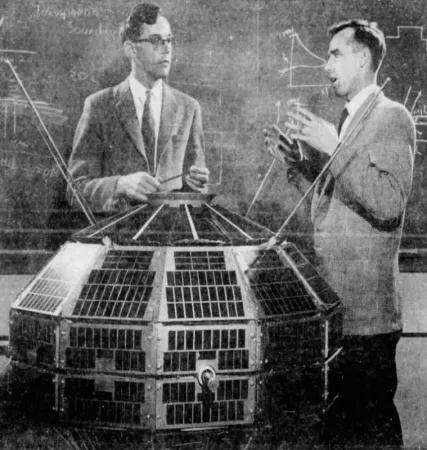 Deux des ingénieurs qui font du satellite Alouette un succès : Colin A. Franklin (à gauche) et John N. Barry, Ottawa, Ontario. Anon., « Many ‘Firsts’ for Canadian Satellite – Alouette Sports New Space Advances. » The Montreal Star, 22 septembre 1962, 43.