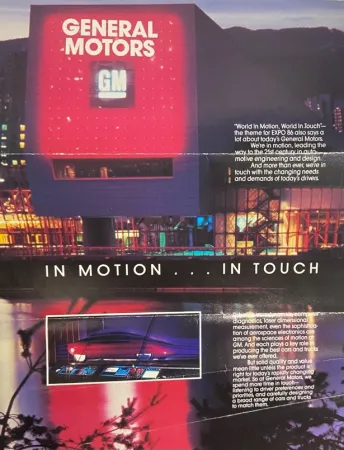 La couverture du dépliant de GM Canada pour l’expo de 1986, avec l’inscription « IN MOTION... IN TOUCH » en grandes lettres majuscules.