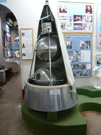 A replica of Sputnik 2, Tsentral’nyy Dom Aviatsii i Kosmonavtiki DOSAAF Rossíi, Moscow, April 2021. Krasnyy via Wikipedia.