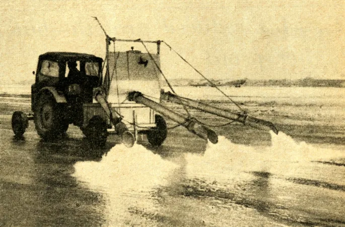 A Woolery Machine Company runway de-icing device in action at Cologne-Wahn airport, Cologne, West Germany. Anon., “Ancillary Review – Flame-throwing – On Ice.” The Aeroplane and Commercial Aviation News, 28 February 1963, 29.