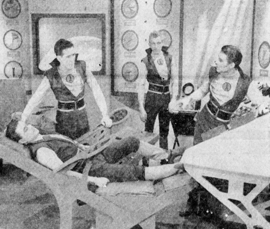 Quatre des personnages principaux de ce qui peut bien être la première série télévisée de SF au Canada, Space Command de Canadian Broadcasting Corporation. Anon., « Space Command Is Not Run-Of-Mill ‘Opera.’ » The Ottawa Citizen, 26 décembre 1953, 14.