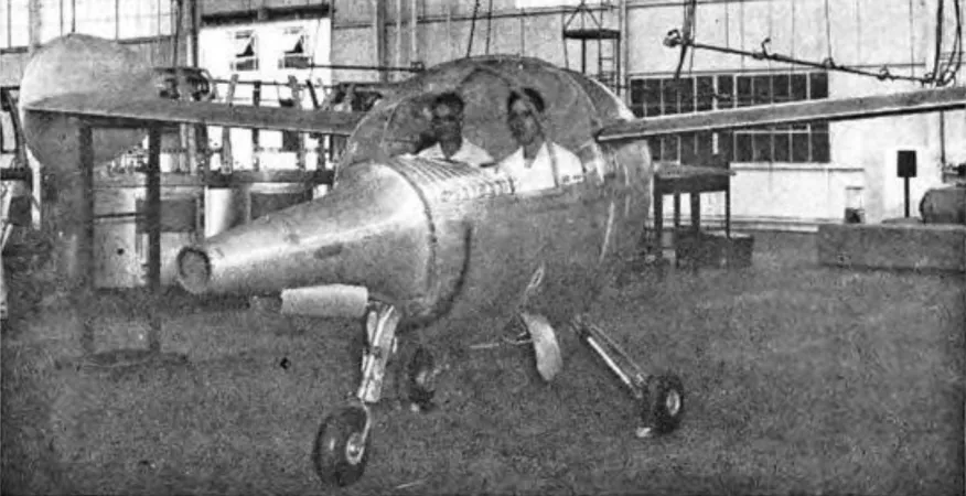 Le seul et unique Rohr M.O.1 Midnight Oiler avant l’installation de son nez définitif et de son stabilisateur horizontal avant, Chula Vista, Californie. Anon., « Private Flying – ‘Midnight Oiler’ Radical Design Lightplane is Built by Rohr. » Aviation News, 1 juillet 1946, 15.
