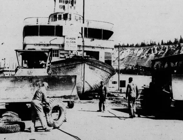 Le bateau fluvial à roue arrière SS Klondike à un stade précoce de son voyage vers Whiskey Flats South, Whitehorse, Territoire du Yukon. Anon., « Sidewalk Supers Size Up Sternwheeler. » Whitehorse Star, 23 juin 1966, 1.