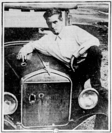 Un Lawrence Niles Swank à l’air sérieux indiquant le point d’impact initial de la météorite qui a frappé son automobile près de Crawfordsville, Indiana, octobre 1930. Anon., « Projectile céleste ». Le Petit Journal, 2 juillet 1933, 22.