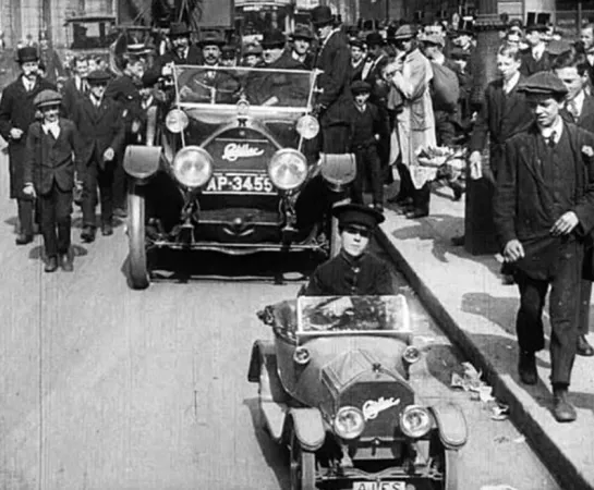 La première Cadillac miniature alors qu’elle est conduite à Londres, Angleterre, par un garçon de bureau non identifié travaillant chez F.S. Bennett Limited. British & Colonial Kinematograph Company Limited, The Smallest Car in the Largest City in the World, 1913.