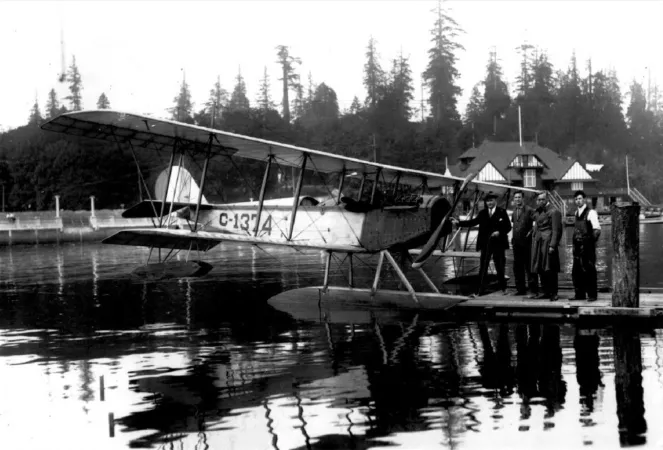 Le premier Curtiss JN-4 Canuck équipé de flotteurs, août 1919, Vancouver, Colombie-Britannique. MAEC, 5245.