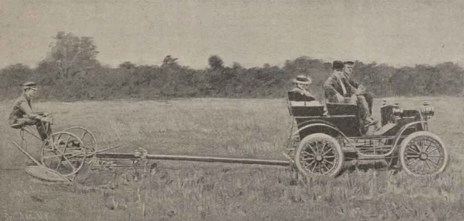 GGeorge Bernard Raser, Junior, assis sur une faucheuse tirée par une automobile conduite par son frère, Harry Thomas Raser, près d’East Ashtabula, Ohio, mai ou juin 1903. Paul d’Arner, « L’automobile et l’agriculture. » Le Monde illustré, 31 octobre 1903, 409.