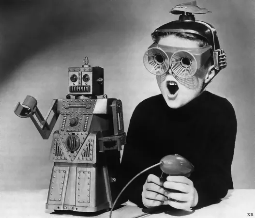 Robert le robot, un robot jouet commercialisé par une firme américaine, Ideal Toy Corporation, lieu inconnu, 1954. L’identité du jeune garçon est également inconnue. Anon, « Un jouet américain pour les petits Russes. » Le Soleil, 1er mai 1959, 7.