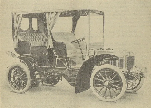 A typical hybrid vehicle of the Compagnie parisienne des voitures électriques of Paris, France. Lucien Fournier, “La voiture mixte Kriéger.” La Locomotion automobile, 7 July 1904, 422.