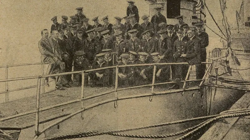 The Dutch geophysicist Felix Andries Vening Meinesz, on the right, with the crew of one of the Koninklijke Marine’s submarines used for his gravimetric measurement work. Anon., “La détermination de la gravité en mer.” Sciences et Voyages, 26 September 1929, 3.