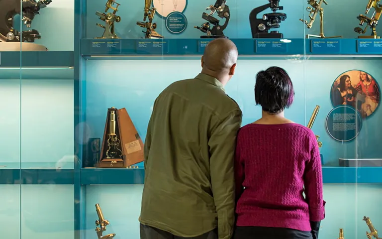 Un homme et une femme qui regardent une collection de microscopes