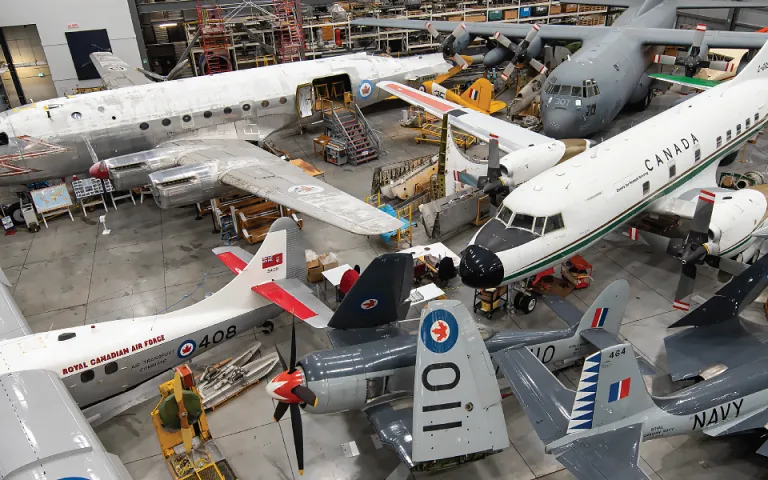Une collection d'avions dans le hangar de réserve du musée.