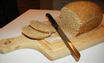 un couteau coupe du pain