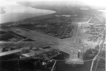 Une vue aérienne de l'aéroport de Gander en 1954.