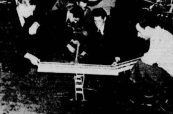 Quelques membres de la Ligue des avions miniatures de Montréal en train d’examiner le modèle réduit radiocommandé alors en construction. Christian Verdon, « Avion-miniature contrôlé par la radio. » La Patrie, 7 janvier 1939, 44. 