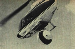Un système de suspension Canadian Westinghouse WESSCAM sur un hélicoptère Bell Modèle 206 JetRanger. Le dôme pivote lors du décollage et de l’atterrissage. Humphrey Winn, “Canada’s Aircraft Industry: A study in realistic independence.” Flight International, 3 avril 1969, 523.