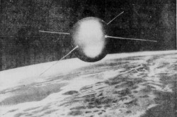Un dessin un tant soit peu inexact du vaisseau spatial PS-1, autrement dit Spoutnik I, en orbite autour de la Terre. Anon., « Fusées et satellites seraient invincibles. » Le Soleil, 8 octobre 1957, 1.