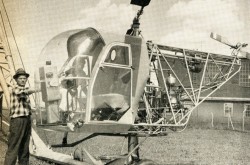 Un Jacobs Jaycopter au repos, Edmonton, Alberta. Lyn Harrington, « Cutting helicopter training cost. » Canadian Aviation, février 1961, 20.