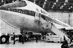 La présentation du premier Boeing Modèle 747 d’Air Canada à l’Aéroport international de Montréal-Dorval, Dorval, Québec. Anon., « Des milliers de personnes ont vu le géant des airs. » La Presse, 22 mars 1971, A 1.