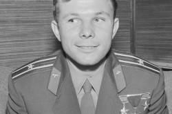 Le major Youri Alekseïevitch Gagarine au cours de sa visite à Helsinki, Finlande, juillet 1961. Wikimédia.