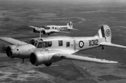 Une paire d’avions d’entraînement avancé Avro Anson de fabrication canadienne utilisée par l’École de pilotage militaire no 10, Base de l’Aviation royale du Canada de Dauphin, près de Dauphin, Manitoba, 1943-44. MAEC, 27297.