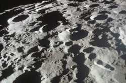La surface de la Lune, parsemée de cratères de différentes tailles.