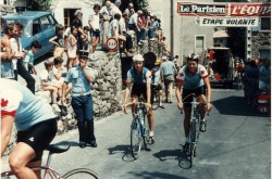 Deux cyclistes féminines progressent sur une chaussée étroite pendant le Tour de France féminin, en 1984.