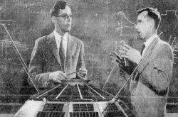 Deux des ingénieurs qui font du satellite Alouette un succès : Colin A. Franklin (à gauche) et John N. Barry, Ottawa, Ontario. Anon., « Many ‘Firsts’ for Canadian Satellite – Alouette Sports New Space Advances. » The Montreal Star, 22 septembre 1962, 43.