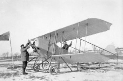 Le biplan (monoplace?) conçu par Canadian Aircraft Works (Incorporated? Limited? Registered?) de Montréal / Coteau Rouge, Québec, janvier 1915. Gustave Pollien peut se trouver aux commandes. MAEC, 1134.