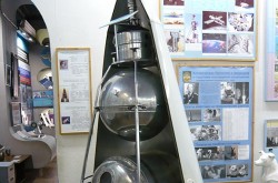 A replica of Sputnik 2, Tsentral’nyy Dom Aviatsii i Kosmonavtiki DOSAAF Rossíi, Moscow, April 2021. Krasnyy via Wikipedia.